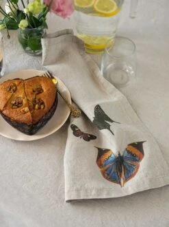 Oldenhof Flying Butterflies Servet 45 X 45 Cm Linnen 6 Stuks -Oldenhof linoroom napkins butterflies vertical lr 3