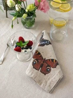 Oldenhof Flying Butterflies Servet 45 X 45 Cm Linnen 6 Stuks -Oldenhof linoroom napkins butterflies vertical lr 6