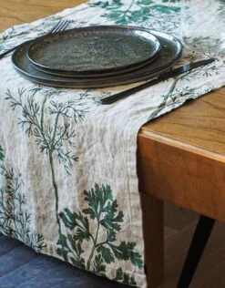 Oldenhof Herb Coreander Tafelloper 46 X 136 Cm Linnen -Oldenhof linoroom tablerunner coriande 34 5
