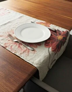 Oldenhof Dahlia Tafelloper 46 X 136 Cm Linnen -Oldenhof red floral farmhous table runner linoroom 7